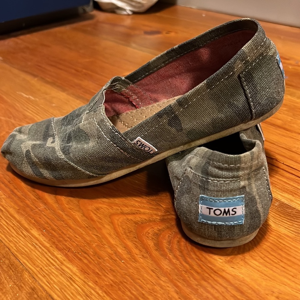 Toms - Picture 3 of 5